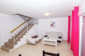 Apartment, 3 Bedrooms, Smoking, Patio | Interior