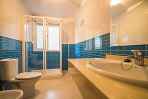 Apartment, 3 Bedrooms, Smoking, Patio | Bathroom