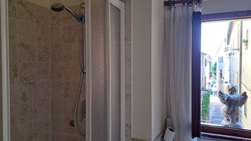 Dusche, Haartrockner, Bidet, Handtücher