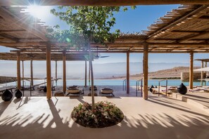 Una piscina cubierta, una piscina al aire libre, tumbonas