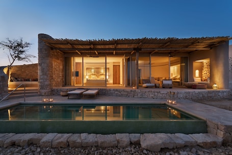 Premium bedding, minibar, in-room safe, desk. Six Senses Shaharut