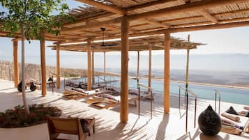 Piscina coberta, piscina a l'aire lliure i gandules