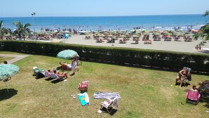 Outdoor dining - Apartment on the First Line of the Beach of Las Burras With sea Views (San Bartolomé de Tirajana)