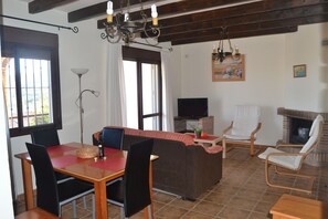 Casa, 2 habitaciones, para fumadores, balcón | Restaurantes