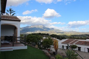 Exterior - Serene Retreat in Lake Vinuela With Breathtaking Views (Vinuela)
