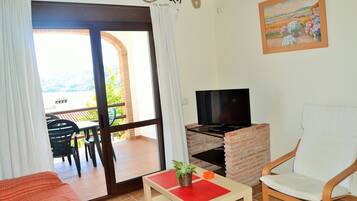 House, 2 Bedrooms, Smoking, Balcony | Dining