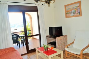 House, 2 Bedrooms, Smoking, Balcony | Dining