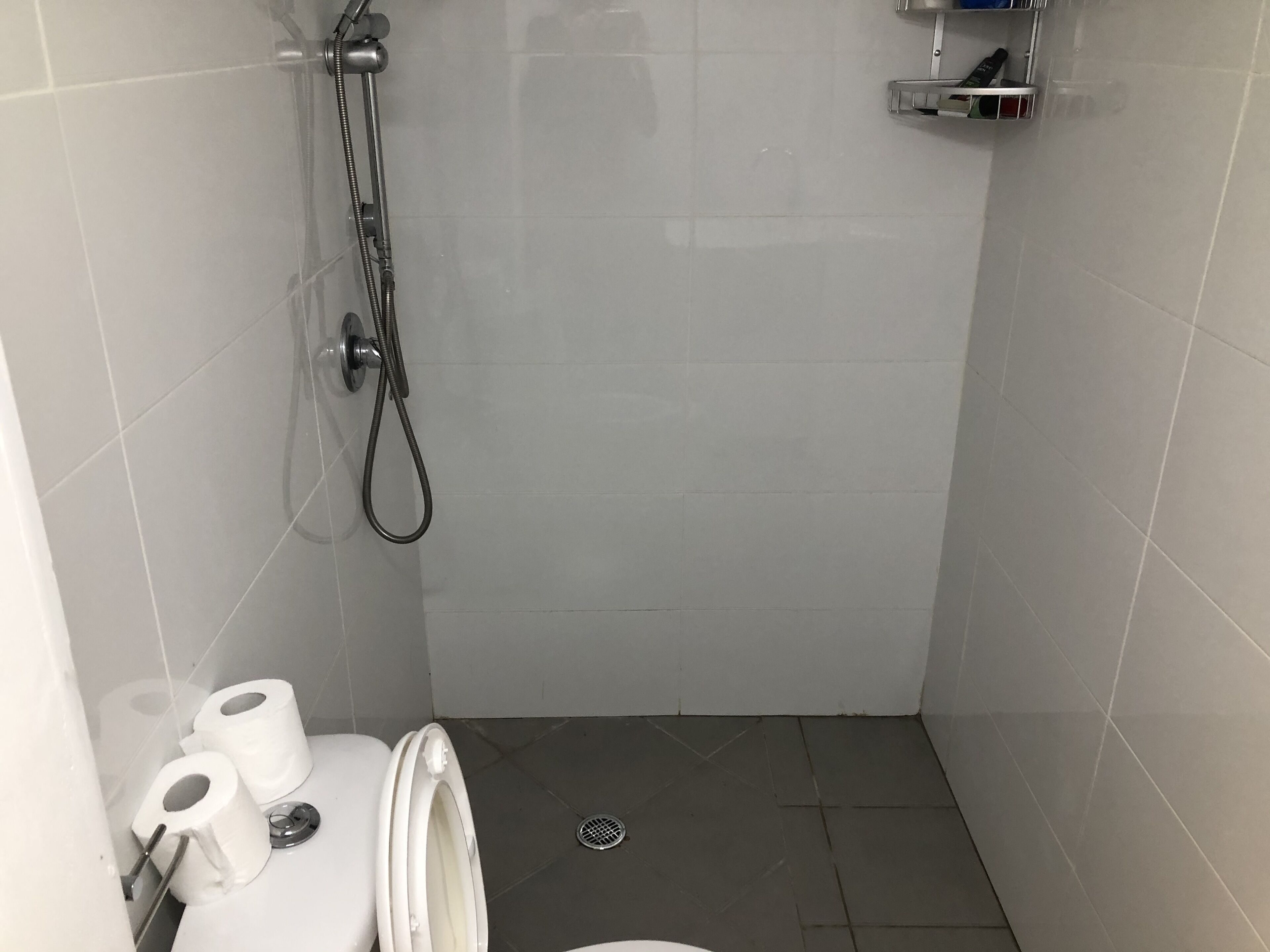 Studio Classique | Salle de bain | Douche, serviettes fournies, savon, shampoing