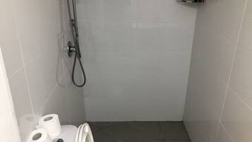 Studio Classique | Salle de bain | Douche, serviettes fournies, savon, shampoing
