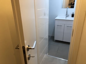 Ducha, toallas, jabón, shampoo