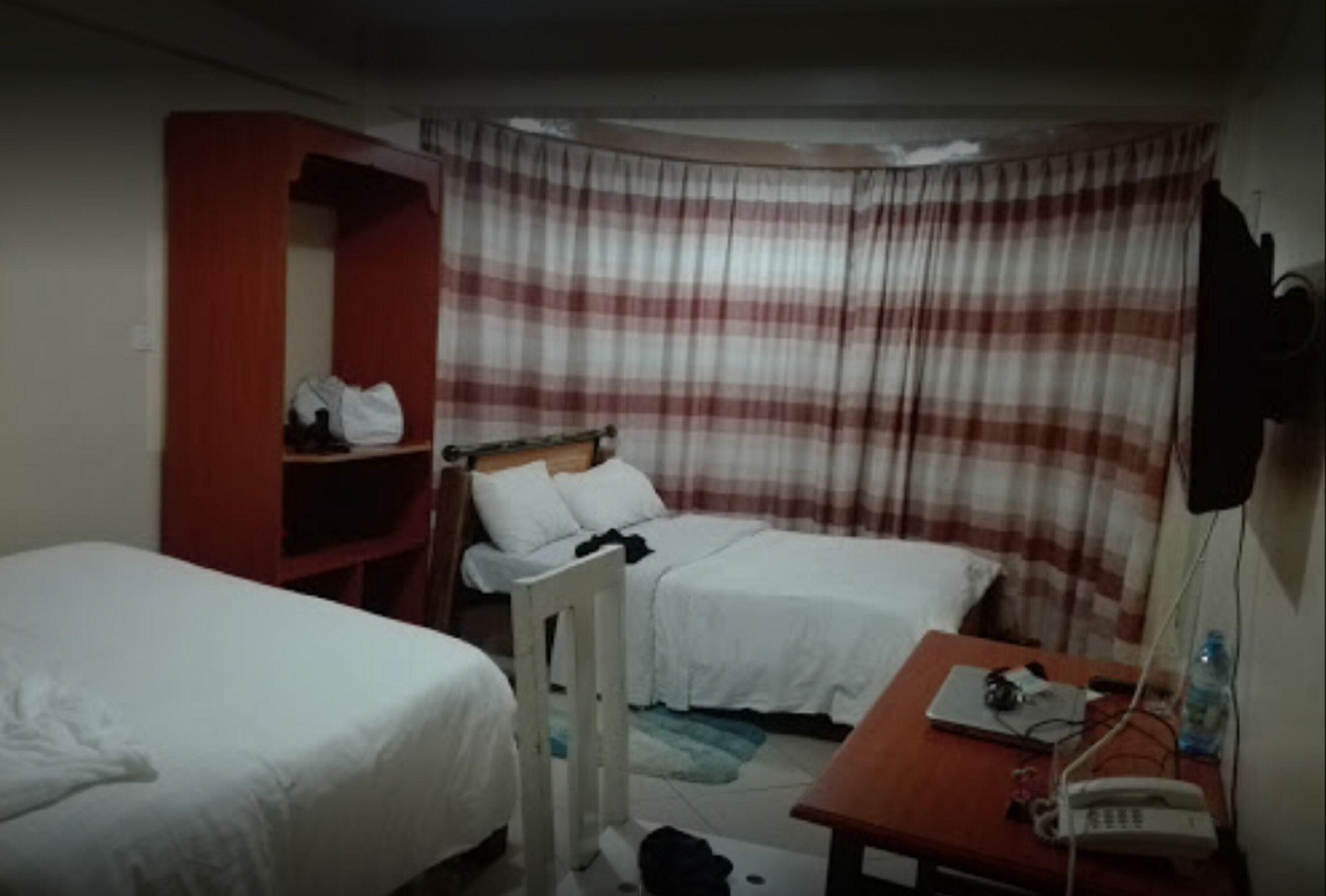 Escritorio, espacio para trabajar con laptop y cortinas blackout 