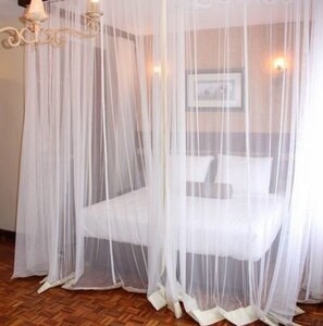 Desk, laptop workspace, blackout curtains, soundproofing - Elsa Hotel (Meru)
