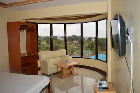 Executive Room | Desk, laptop workspace, blackout drapes, soundproofing
