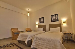 Minibar, decoración individual, mobiliario individual y escritorio