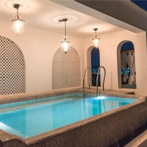 Una piscina al aire libre, tumbonas