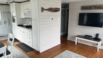 Køleskab, mikrobølgeovn, ovn, kogeplade