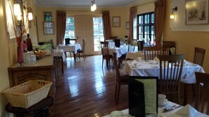 Daily full breakfast (EUR 10 per person) - 19th Green guesthouse (Killarney)