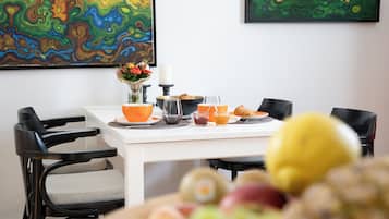Suite, 1 Schlafzimmer (Schloss; Incl. 65 EUR Cleaning Fee) | Essbereich im Zimmer
