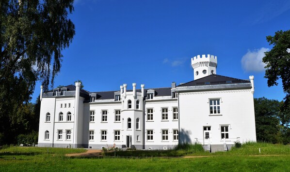 A large, white, castle-like building with multiple windows and a tower. - Schloss Hohendorf (Gross Mohrdorf)