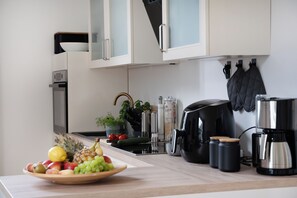 Suite, 1 Bedroom (Schloss; Incl. 65 EUR Cleaning Fee) | Private kitchen | Fridge, stovetop, coffee/tea maker, toaster - Schloss Hohendorf (Gross Mohrdorf)