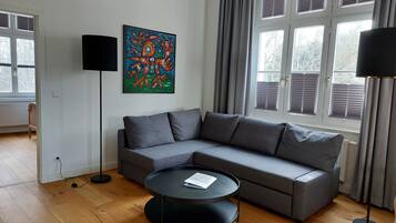 Suite, 1 chambre (Schloss; Incl. 65 EUR Cleaning Fee) | Coin séjour | Télévision à écran plat de 110 cm avec chaßnes par satellite