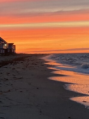 En la playa, sillas reclinables de playa, toallas de playa