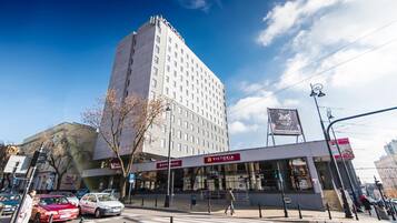 Un hotel Victoria de diseño moderno, situado en una concurrida intersección urbana.