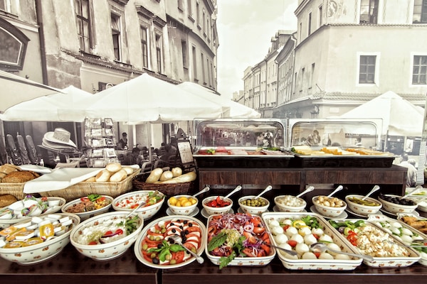 Daily buffet breakfast (PLN 55 per person)