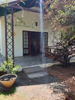 Habitación doble (Yellow) | Sistema de insonorización, tabla de planchar con plancha, ropa de cama