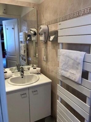 A bathroom with a sink, towel rack, and a mirror. - Hotel Santa Lucia (Saint-Raphael)