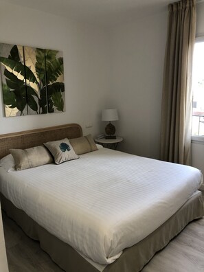 Quarto superior | Cofres nos quartos, escrivaninha, quartos à prova de som