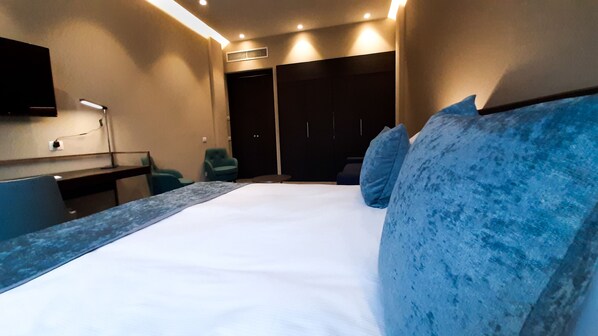 1 bedroom, desk, laptop workspace, free WiFi