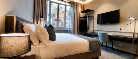 1 habitación, escritorio y espacio para trabajar con laptop