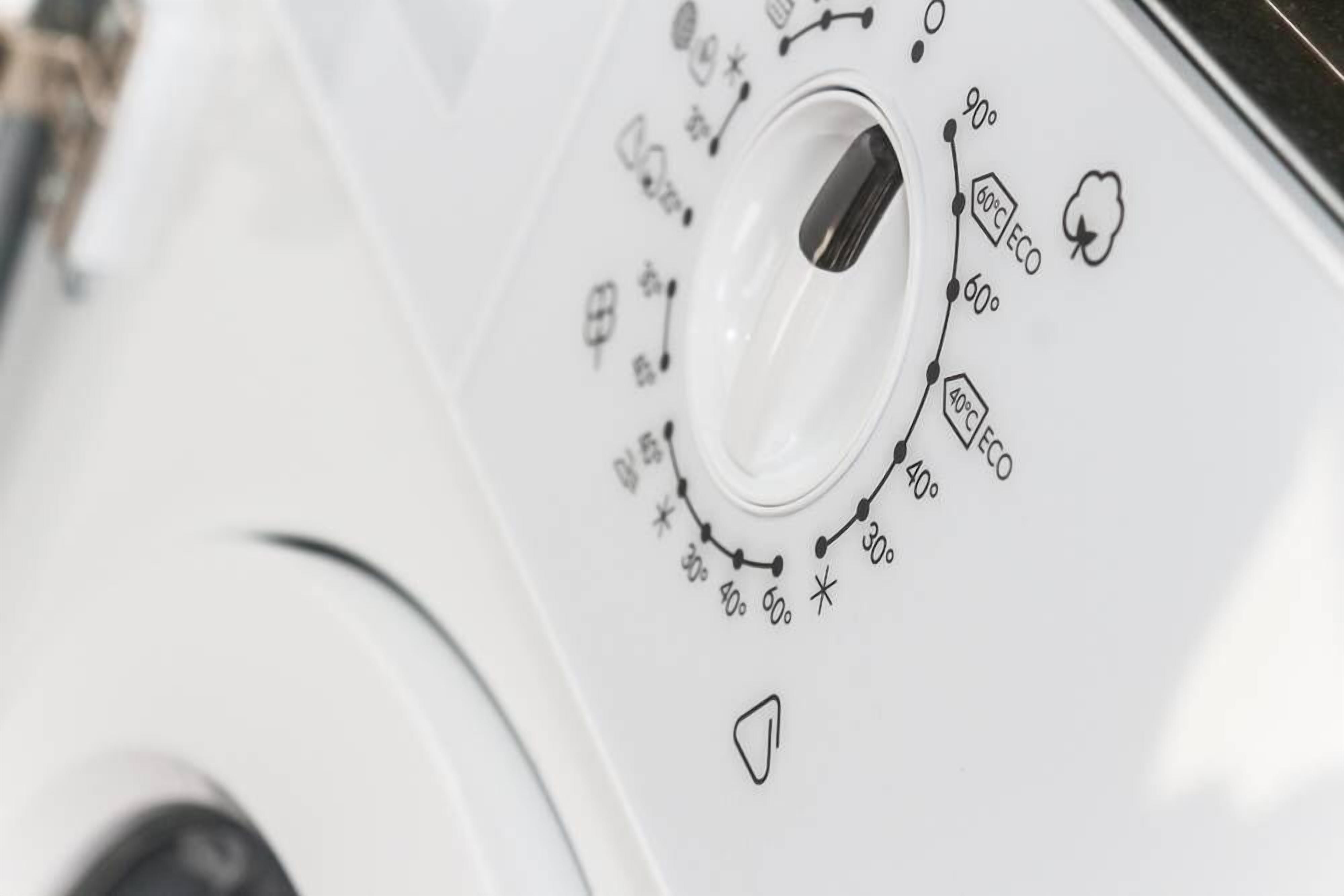 Een bedieningspaneel met temperatuurinstellingen van 30 graden Celsius tot 90 graden Celsius en een ECO-stand.