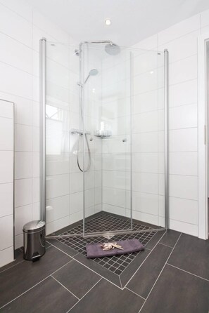 Apartment, 2 Schlafzimmer | Dusche im Bad