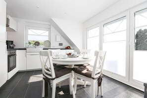 Apartment, 2 Schlafzimmer | Essbereich im Zimmer