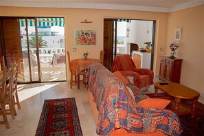Bungalow, 2 Bedrooms, Balcony, Ocean View | Living area