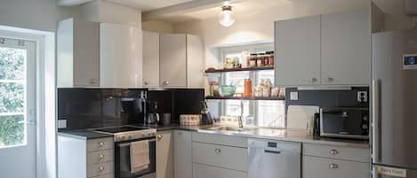 Kühlschrank, Mikrowelle, Wasserkocher mit Kaffee-/Teezubehör