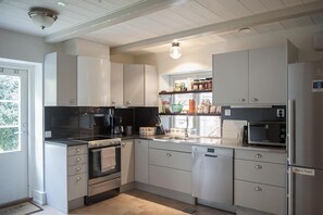 Jääkaappi, mikroaaltouuni, kahvin-/teenkeitin