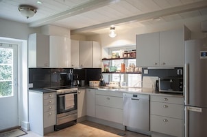 Kjøleskap på fellesområdet og mikrobølgeovn på fellesområdet