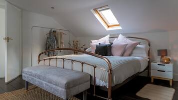 Apartment | 3 bedrooms, premium bedding, individually furnished, desk