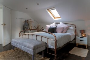 Apartment | 3 bedrooms, premium bedding, individually furnished, desk