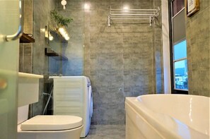 Ducha y bañera combinadas, secador de pelo, toallas y jabón