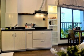 Frigorifero, microonde, macchina per tè/caffè, bollitore elettrico