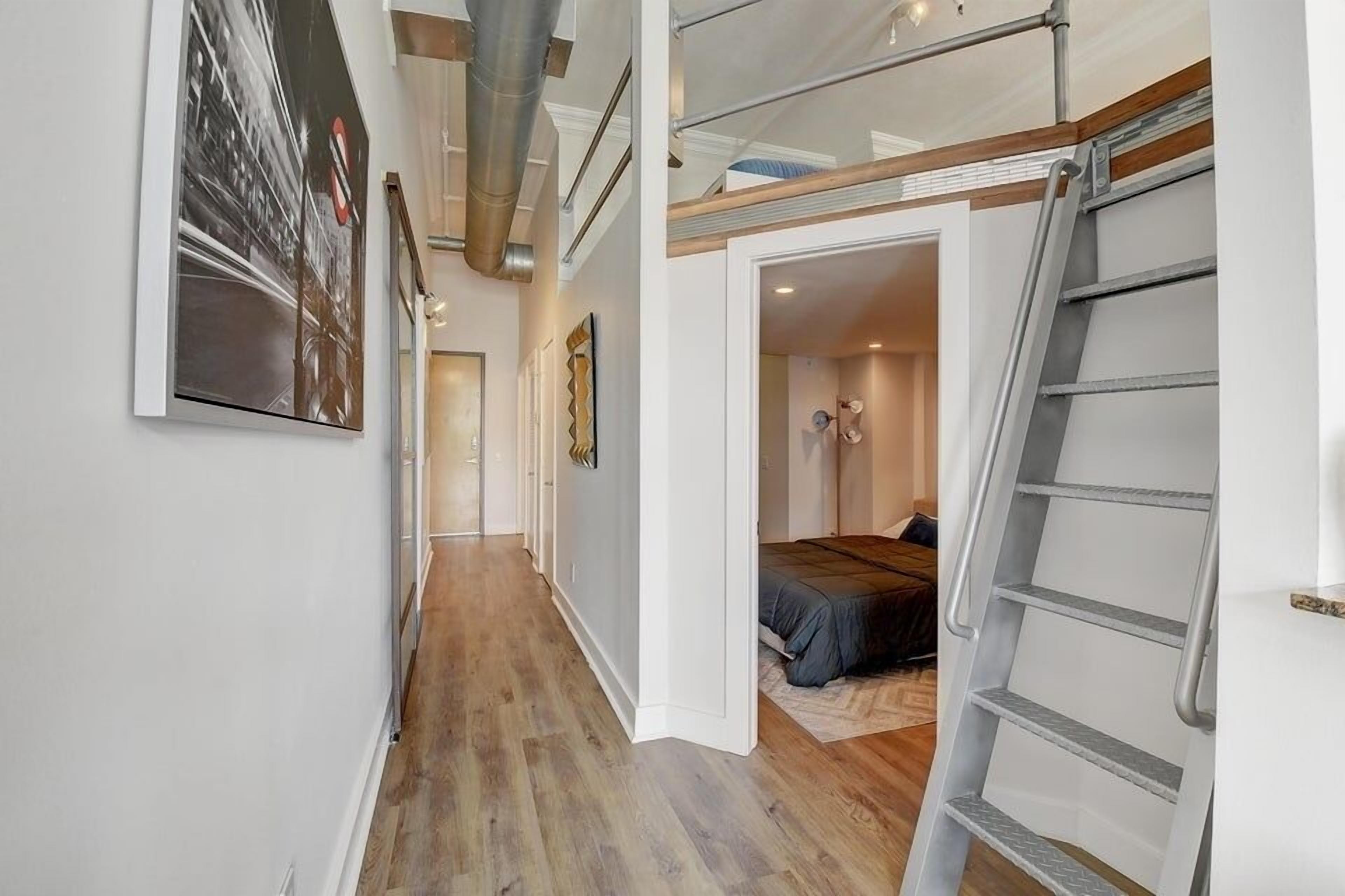 2 habitaciones, escritorio y tabla de planchar con plancha 