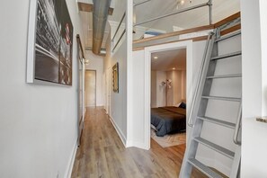 2 室のベッドルーム、デスク、アイロン / アイロン台、旅行用ベビーベッド