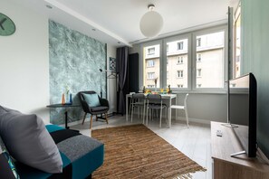 Departamento, 3 habitaciones | Área de sala de estar | Televisión de pantalla plana 