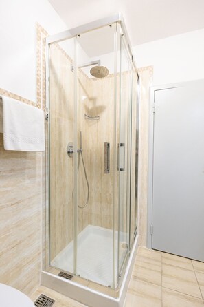 Shower, hair dryer, slippers, bidet - Palazzo Piccolomini (Siena)