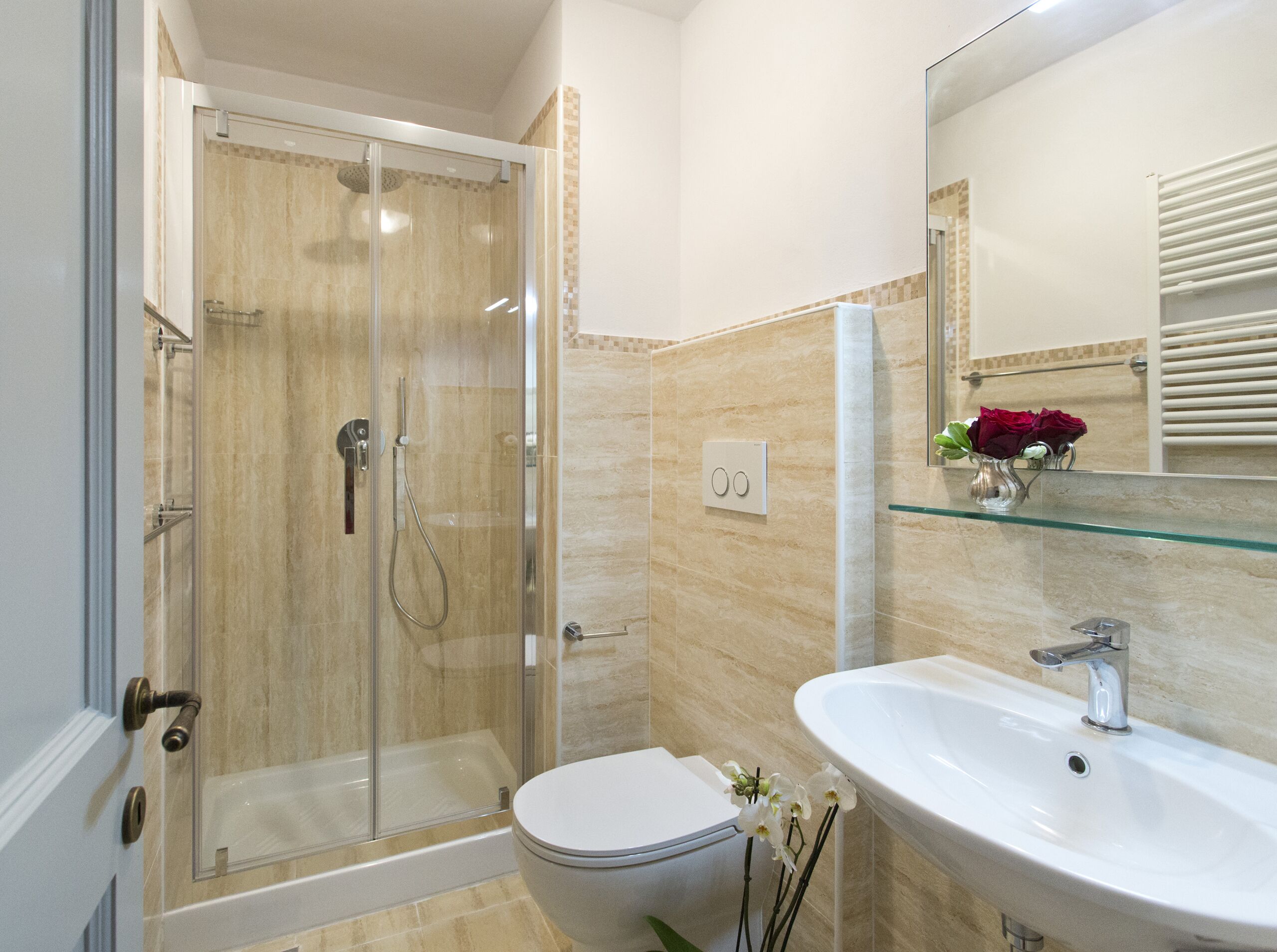 Dusche, Haartrockner, Hausschuhe, Bidet