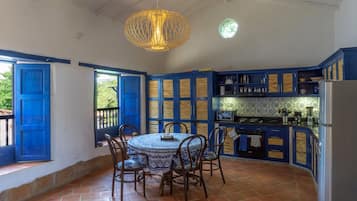 Exclusive Townhome (1) | Private kitchen | Fridge, microwave, stovetop, coffee/tea maker